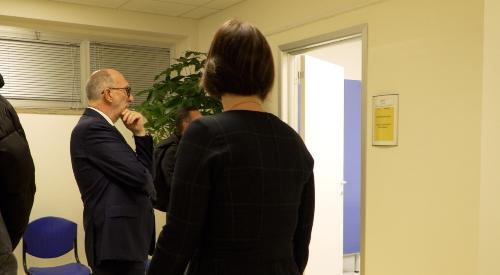L'assessore Riccardi mentre visita la struttura di Udine