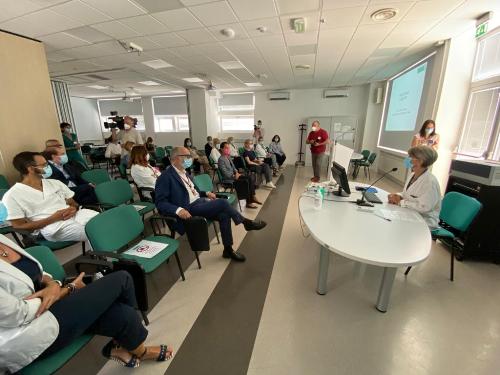 Il vicegovernatore del Friuli Venezia Giulia con delega alla Salute, Riccardo Riccardi, durante la visita della presidente della Commissione Parlamentare per l’infanzia e l'adolescenza, la senatrice Licia Ronzulli, al Burlo 