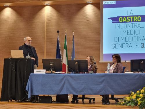 Riccardi al tavolo degli organizzatori del convegno: Debora Berretti, direttore della SOC di Gastroenterologia dell’Azienda sanitaria universitaria Friuli Centrale, Romano Paduano di Ceformed e ad Arianna Martinis della piattaforma Endoscopia di Asufc