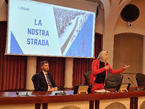 L'assessore regionale Cristina Amirante con il presidente di FVG Strade Simone Bortolotti nell'auditorium della Regione a Pordenone