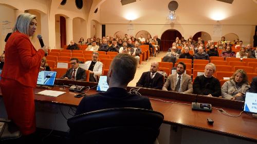 Il personale con i dirigenti e i vertici di Fvg Strade nell'auditorium della Regione a Pordenone