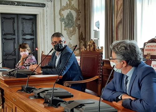 L'assessore regionale alle Autonomie locali Pierpaolo Roberti durante l'incontro con i dipendenti del'Edr di Udine insieme al commissario dell'ente Augusto Viola