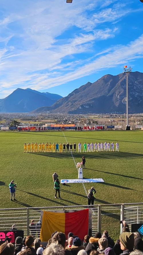 Le due squadre all'inizio della finale a Gemona