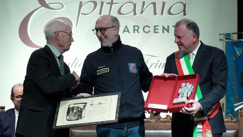 L'assessore regionale alla Protezione civile Riccardo Riccardi riceve il Premio Epifania; a sinistra il presidente della Pro Tarcento Nazareno Orsini e il sindaco Mauro Steccati