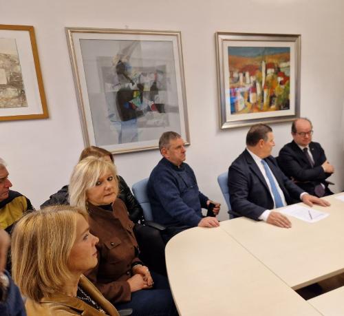 Un altro momento dell'affollata conferenza stampa che si è tenuta nel Municipio di Premariacco.