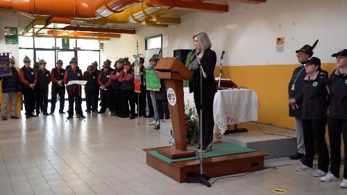 L'assessore regionale Cristina Amirante durante il suo intervento alla commemorazione organizzata dall'Ana di Pordenone