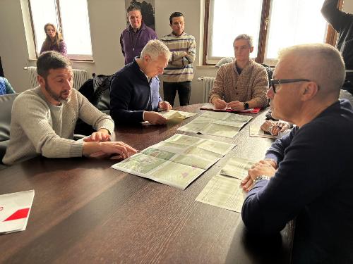 L’assessore regionale alle Attività produttive e turismo Sergio Emidio Bini in municipio con il Sindaco di Forni di Sotto Claudio Coradazzi e i vertici del Cosilt