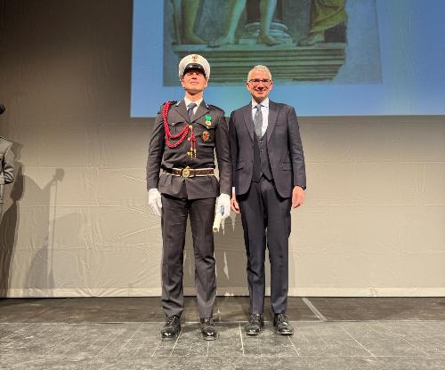 L'assessore Roberti premia un agente della Polizia locale