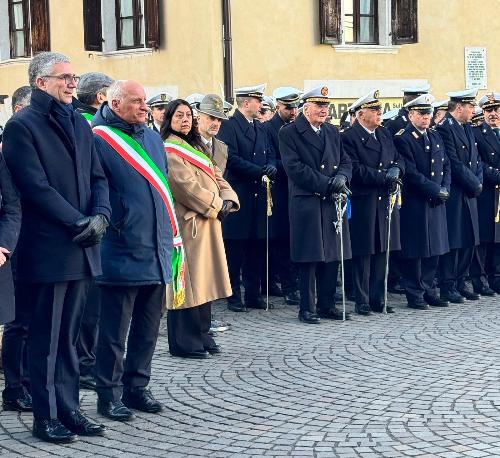 L'assessore Roberti durante l'alzabandiera