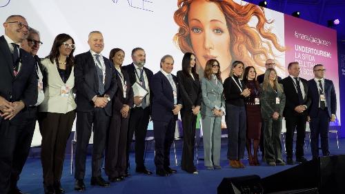 L'assessore Bini (quarto da sinistra) assieme al ministro Santanchè e agli altri assessori al turismo alla terza edizione del Forum internazionale del turismo di Milano 