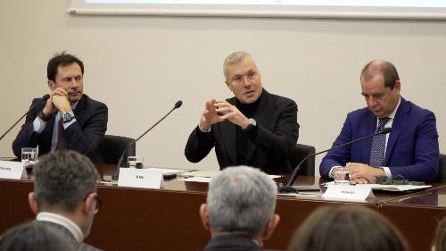 L'assessore regionale alle Attività produttive e turismo Sergio Emidio Bini (al centro) alla presentazione dell'avviso pubblico del valore di 15 milioni di euro per l'area industriale di Trieste.