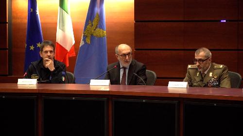Da sinistra, il direttore della Protezione civile FVG Amedeo Aristei, l'assessore Riccardo Riccardi e il colonnello Alessandro Tassi, Capo Dipartimento Alta Formazione dell'Esercito Italiano.