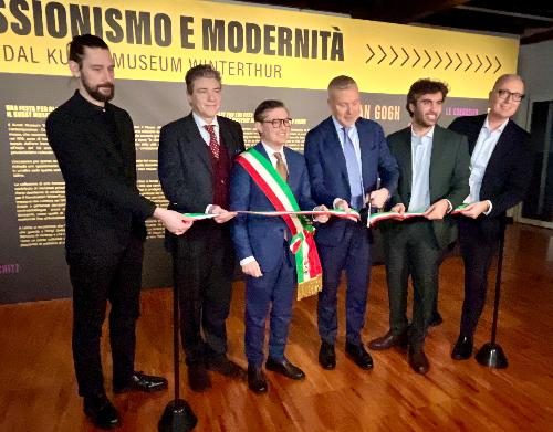 L'assessore Bini (quarto da sinistra) taglia il nastro della mostra "Impressionismo e modernità. Monet, Van Gogh, Picasso, Kandinsky, Magritte"
