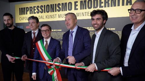 L'assessore Bini (al centro) taglia il nastro della mostra "Impressionismo e modernità. Monet, Van Gogh, Picasso, Kandinsky, Magritte"