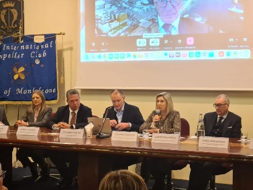 L'assessore Amirante durante il suo intervento a Monfalcone