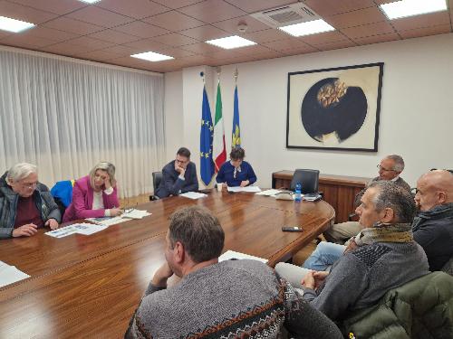 L'assessore Amirante all'incontro sulla messa in sicurezza del ponte sul Degano
