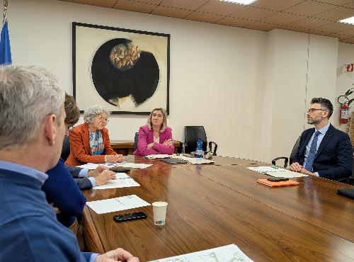 L'assessore alle Infrastrutture e Territorio del Friuli Venezia Giulia, Cristina Amirante, durante l'incontro con il sindaco di Precenicco, Andrea De Nicolo, i rappresentanti dell'Ente di decentramento regionale di Udine (Edr Udine), di FVG Strade e il presidente dell'Associazione nazionale Comuni Italiani Fvg (Anci Fvg), Dorino Favot.

