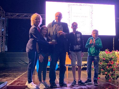 La premiazione a Majano con l'assessore regionale alle Finanze, Barbara Zilli, ed Enzo Cainero che ha ricevuto il riconoscimento.