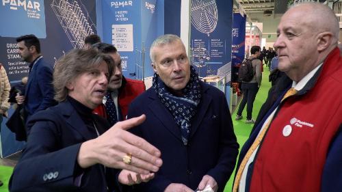 L'assessore regionale Sergio Emidio Bini (al centro) con il presidente della Fiera Renato Pujatti (a destra) durante la visita ai padiglioni della Fiera a Pordenone 