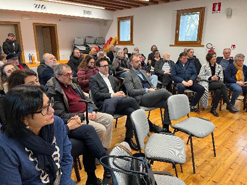 I numerosi partecipanti alla presentazione degli alloggi di co-housing sociale a Privano di Bagnaria Arsa, realizzati nell'ambito del Lascito Dal Dan dal Comune di Bagnaria Arsa