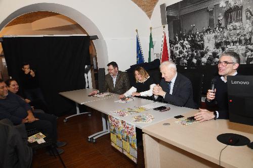 L'assessore Roberti (a destra) alla presentazione del Carnevale di Trieste 2026 assieme all'assessore comunale alla Cultura e al turismo Giorgio Rossi, e alla presidente del Comitato di coordinamento per il Carnevale di Trieste e del Palio cittadino Alessandra Orlich.