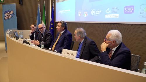 Riccardi con (da sinistra) il direttore generale dell'Azienda sanitaria Friuli Centrale Denis Caporale, il presidente nazionale della Lega Nazionale Dilettanti (Lnd) Giancarlo Abete, del presidente del Comitato regionale Friuli Venezia Giulia Ermes Canciani, il coordinatore del dipartimento eSport Santino Lo Presti