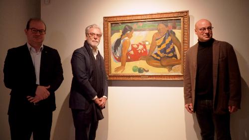 Il vicegovernatore Mario Anzil (a sinistra), il presidente della VII Commissione della Camera Federico Mollicone (al centro) e il curatore della mostra Confini Marco Goldin (a destra).