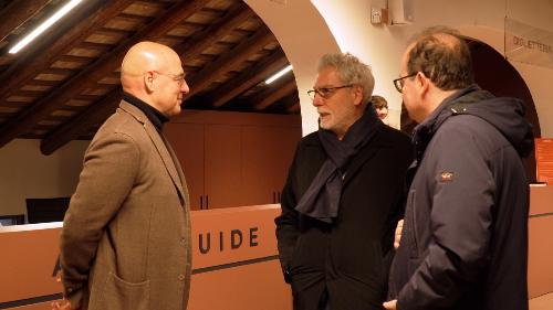 Il vicegovernatore Mario Anzil (a destra), il presidente della VII Commissione della Camera Federico Mollicone (al centro) e il curatore della mostra Confini Marco Goldin (a sinistra).