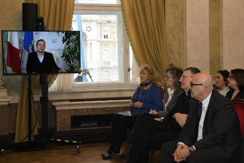 La proiezione del videomessaggio del governatore Massimiliano Fedriga.