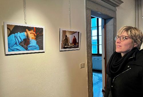 L'assessore regionale Barbara Zilli mentre visita la mostra inaugurata a Venzone