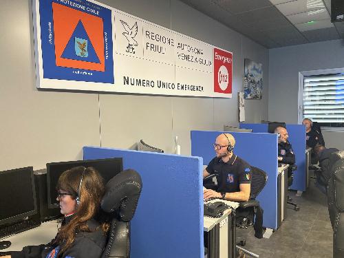 Gli operatori al lavoro durante l’Open Day della Centrale unica di risposta Nue 112
