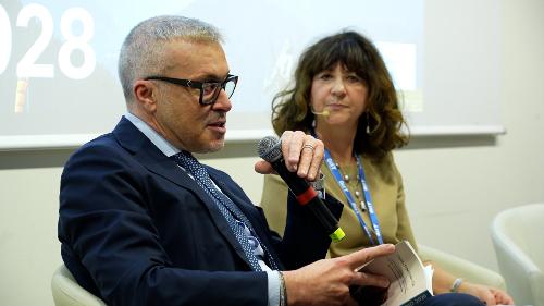 L'assessore Bini alla presentazione dell'annuario 2026 del Gruppo italiano stampa turistica alla Bit di Milano, assieme alla presidente del Gist Sabrina Talarico