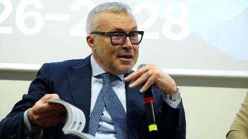 L'assessore Bini alla presentazione dell'annuario 2026 del Gruppo italiano stampa turistica alla Bit di Milano