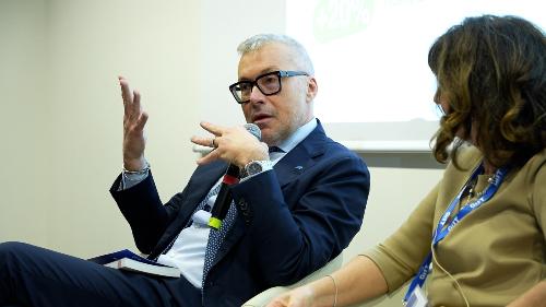 L'assessore Bini alla presentazione dell'annuario 2026 del Gruppo italiano stampa turistica alla Bit di Milano, assieme alla presidente del Gist Sabrina Talarico