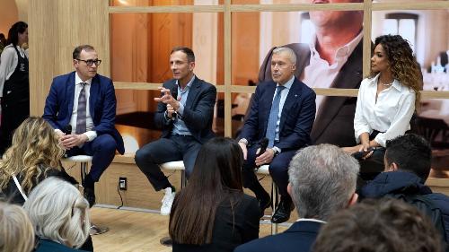 Il governatore Fedriga e l'assessore Bini assieme a Samira Lui e il direttore Cerno alla Bit di Milano