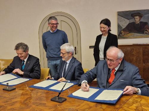 La sigla della convenzione alla presenza dell'assessore Roberti e della rettrice Donata Vianelli