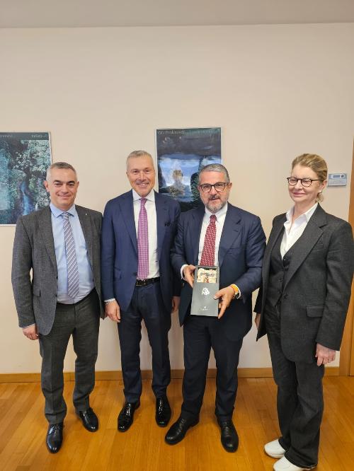 L'assessore Bini (secondo da sinistra) al Nip di Maniago con il viceministro Valentini