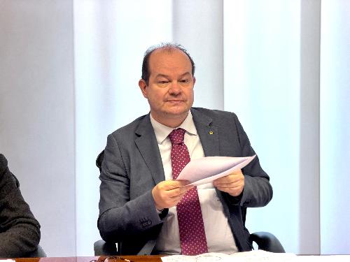 Il vicegovernatore Anzil durante la riunione di Giunta.