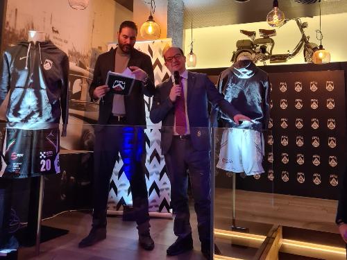 Il vicegovernatore con delega allo Sport del Friuli Venezia Giulia Mario Anzil alla presentazione ufficiale della divisa di gara realizzata per la partecipazione dell'Apu Udine alle Final Eight di Coppa Italia in programma a Torino dal 18 al 22 febbraio.