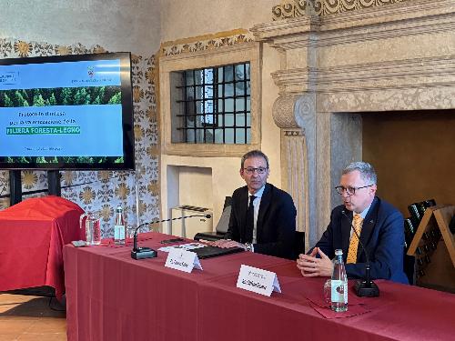L'assessore regionale alle Risorse agroalimentari, forestali e ittiche, Stefano Zannier, a destra, e l'assessore  all'artigianato, commercio, turismo, foreste, caccia e pesca della Provincia di Trento Roberto Failoni.