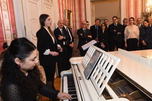 Un momento dell'esibizione della pianista Iryna Lytvynenko e della cantante Veronika Foia del Conservatorio Tartini di Trieste.