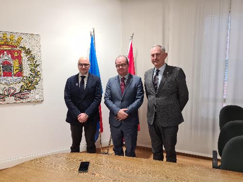 Il vicegovernatore della Regione Mario Anzil (al centro) durante l'incontro in Comuna a Pordenone