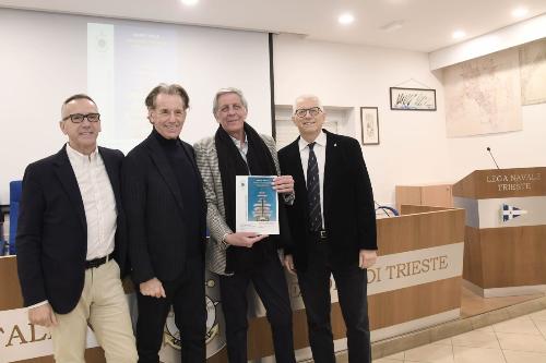 L'assessore Scoccimarro con al centro l'autore e a destra il presidente della Lega Navale Roberto Benedetti