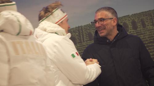 L'assessore regionale alle Autonomie locali Pierpaolo Roberti saluta l'olimipionico Davide Graz a Sappada