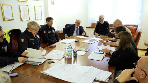 L'assessore regionale alla Protezione civile Riccardo Riccardi durante la riunione con il sindaco di Tolmezzo Roberto Vicentini e i tecnici comunali e della Protezione civile regionale