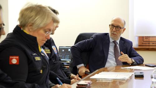 L'assessore regionale alla Protezione civile Riccardo Riccardi durante la riunione con il sindaco di Tolmezzo Roberto Vicentini e i tecnici comunali e della Protezione civile regionale