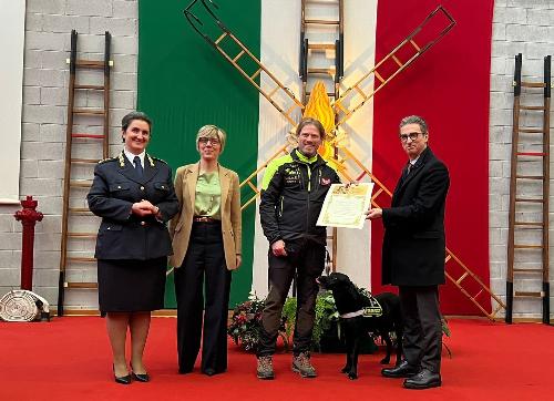 L'assessore regionale alle Finanze Barbara Zilli con la nuova comandante dei Vigili del fuoco di Udine Alessandra Bascià conferisce la benemerenza al personale 