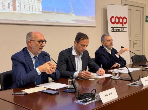 Ha aperto l'incontro l'assessore alla Salute Riccardo Riccardi.