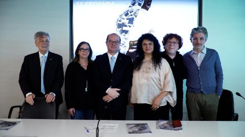 Il vicegovernatore Anzil con Fiorenza Cedolins, il presidente di Fvg Orchestra Paolo Petiziol e gli autori e direttori di "55 secondi"