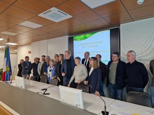 L’assessore Fabio Scoccimarro insieme ai rappresentanti delle 25 amministrazioni che oggi a Udine hanno firmato il Contratto di fiume del Cormor.
